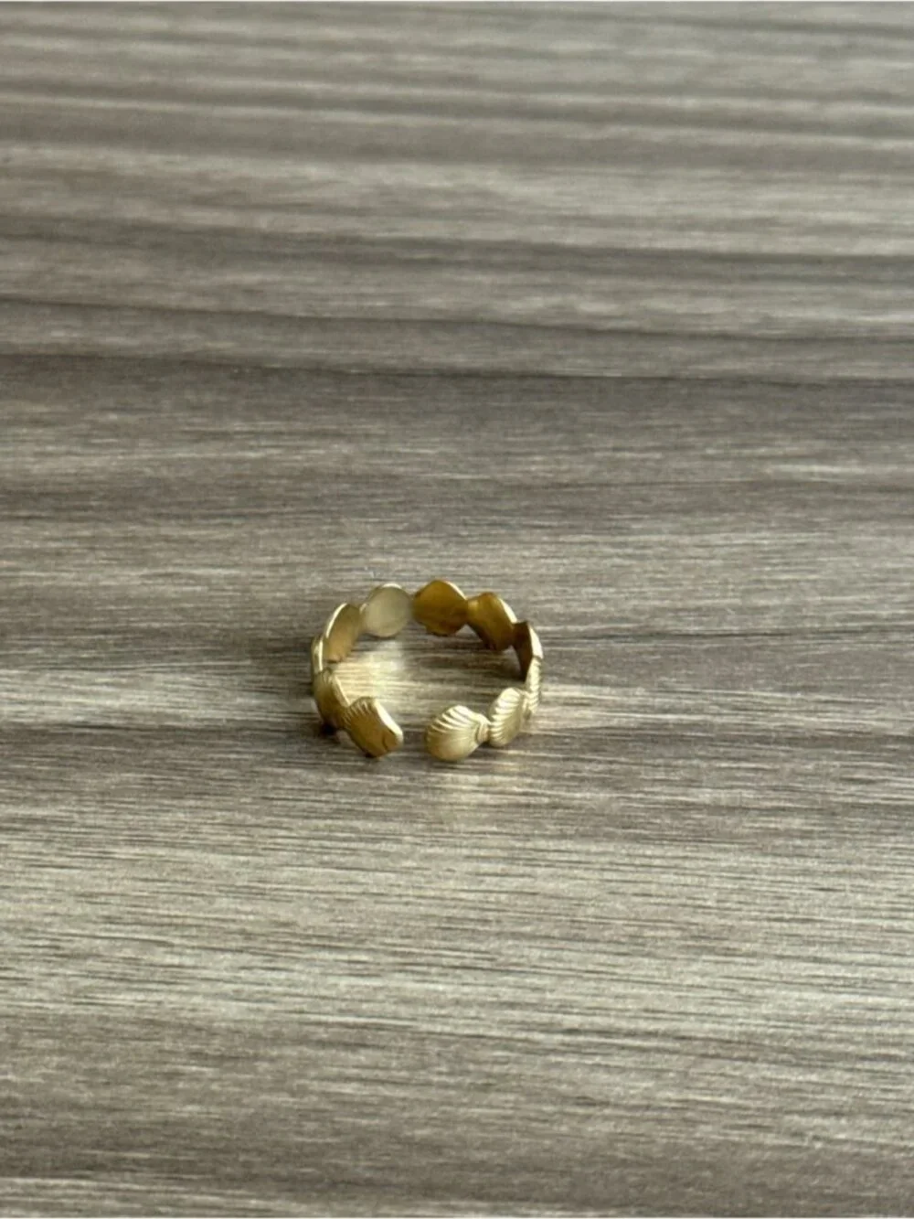 Shell Motif ring Q1046